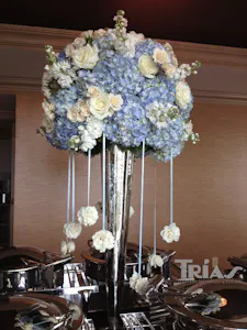 Trias Flowers Centerpieces Trias Flowers Spray Roses Budvase